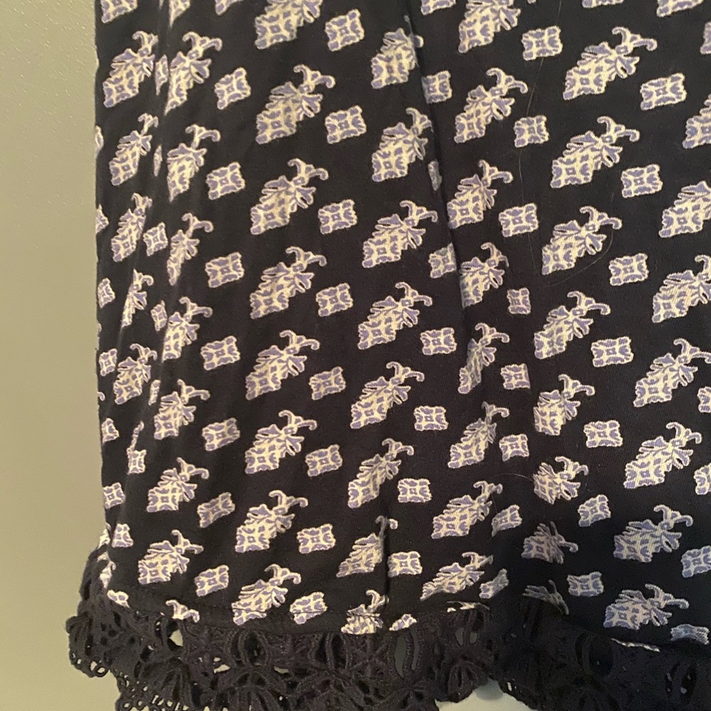 Blue pattern tank